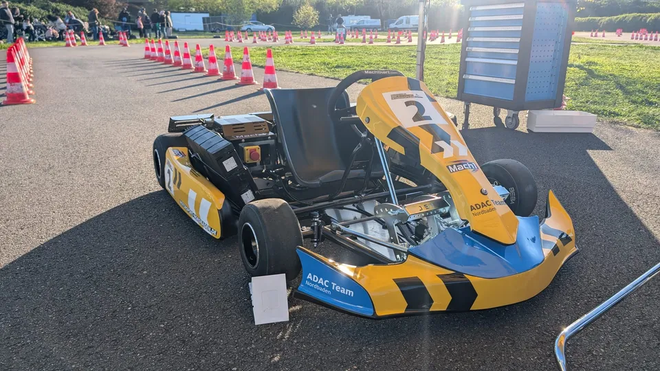 Gelb-blaues ADAC-Kart Nummer 2 vor Rennbeginn am frühen Morgen