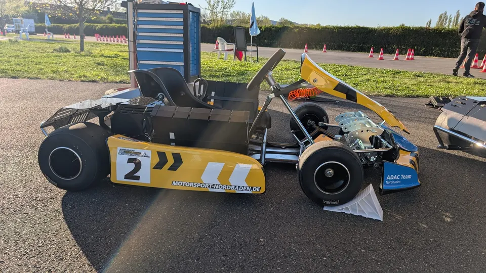 ADAC-Kart Nummer 2 von der Seite mit Motorsport-Nordbaden-Logo