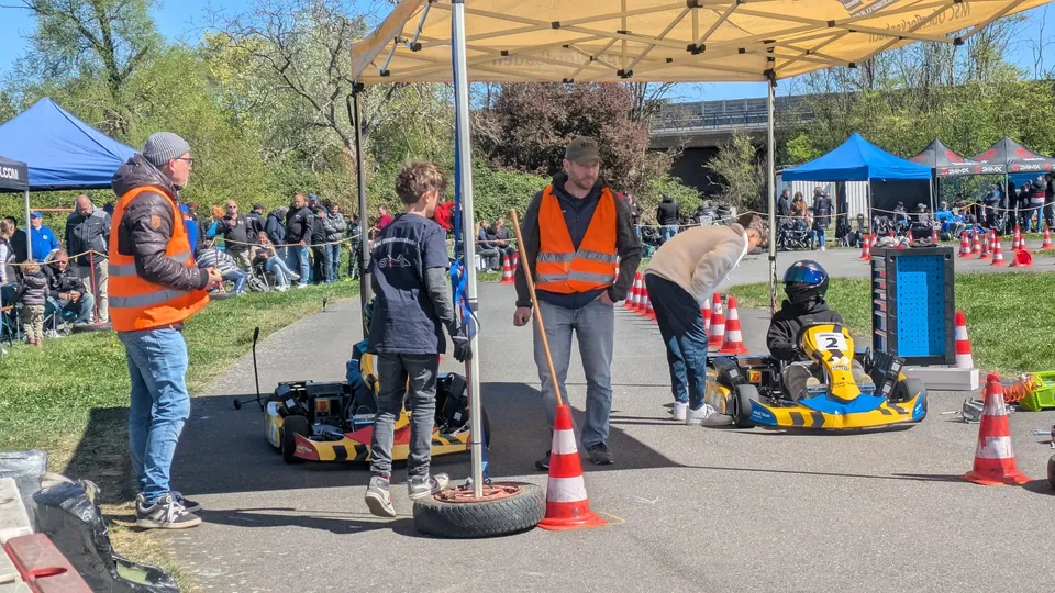 Junger Fahrer im gelben ADAC-Kart Nummer 1 am Start