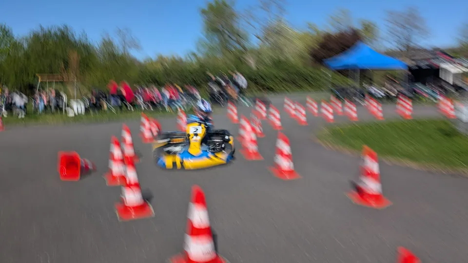 Kart im Pylonenfeld, mitgezogen fotografiert