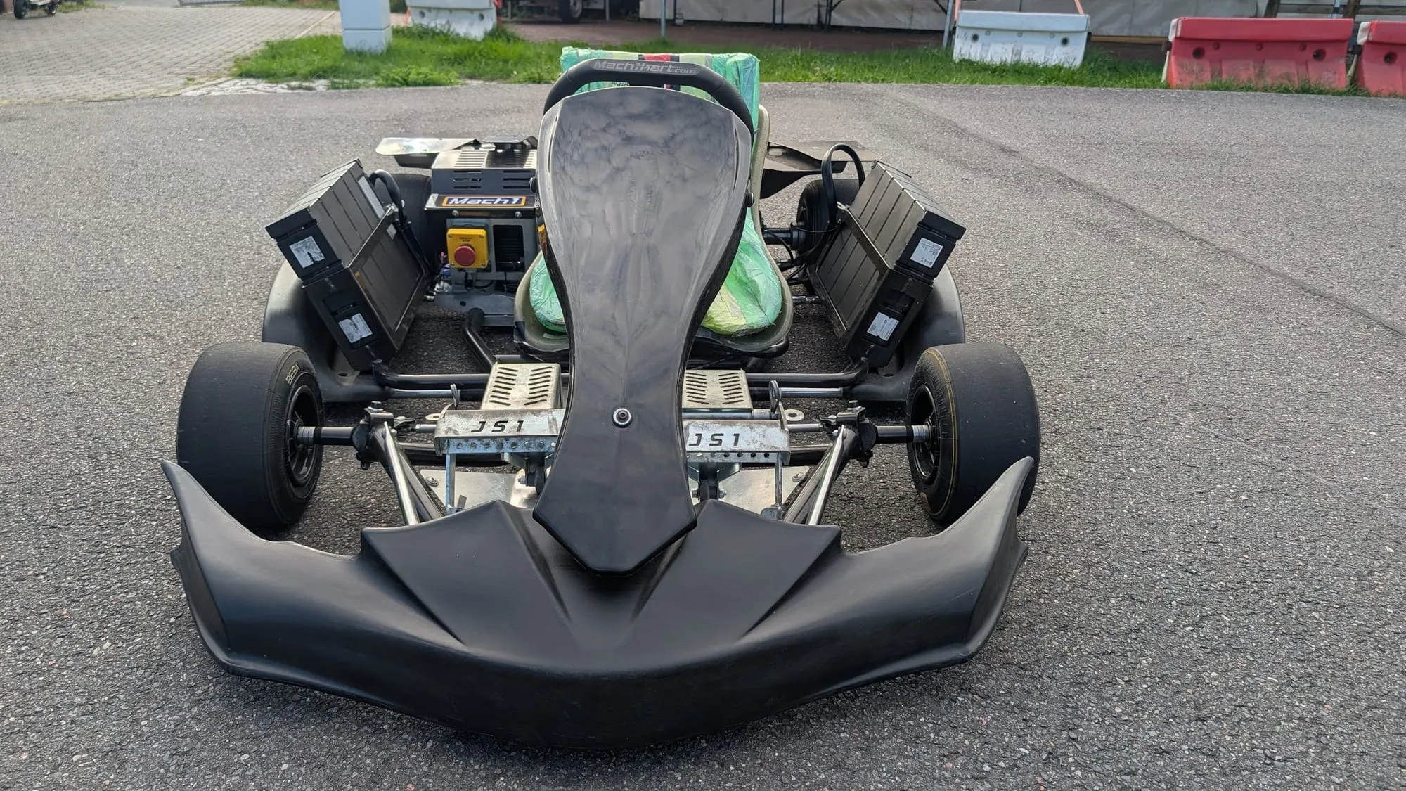 Elektrokart auf dem Vereinsplatz im Abendlicht, Sitz und Lenkrad im Anschnitt
