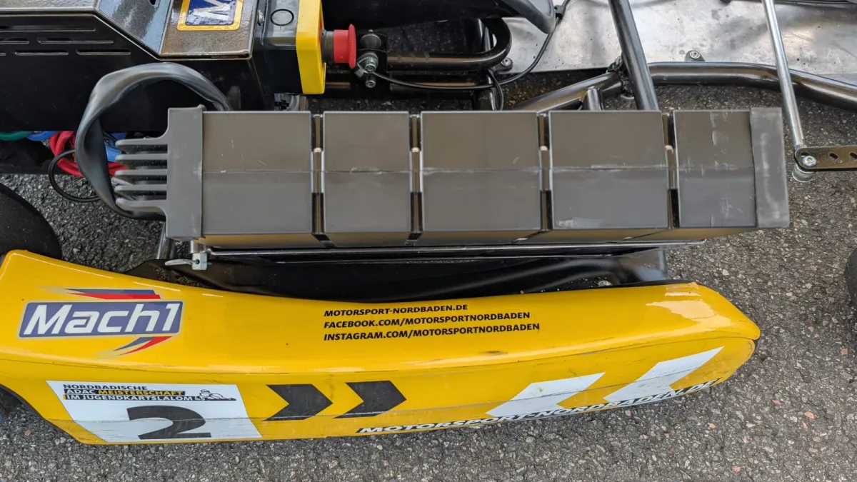 Akkueinheit am gelben elektrischen ADAC-Kart