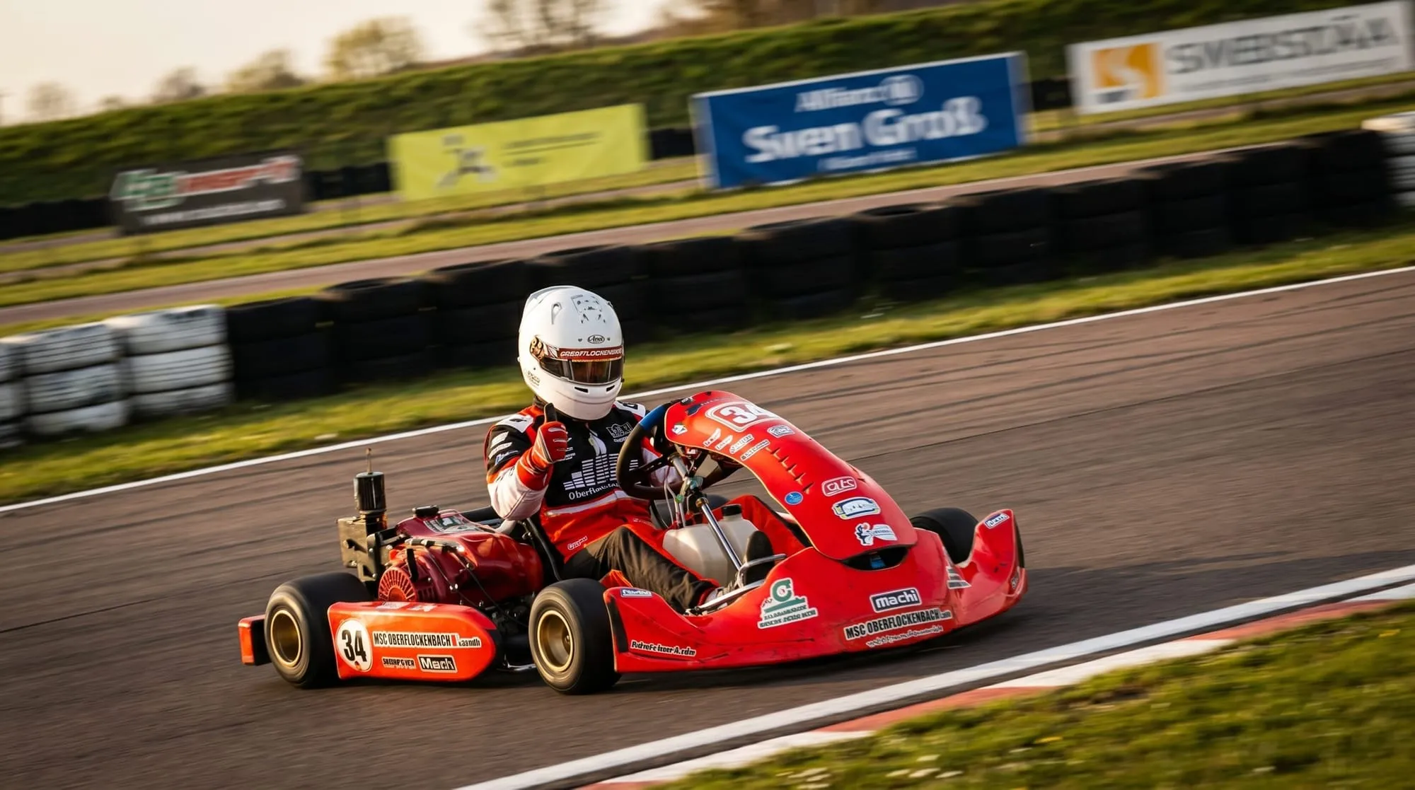 Das rote Kart mit der Startnummer 34 des MSC Oberflockenbach auf der Rennstrecke