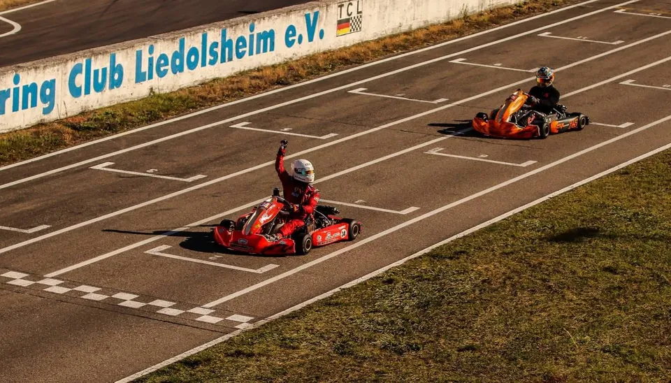 Die Nummer 34 auf der Zielgeraden, der Fahrer hebt die Faust