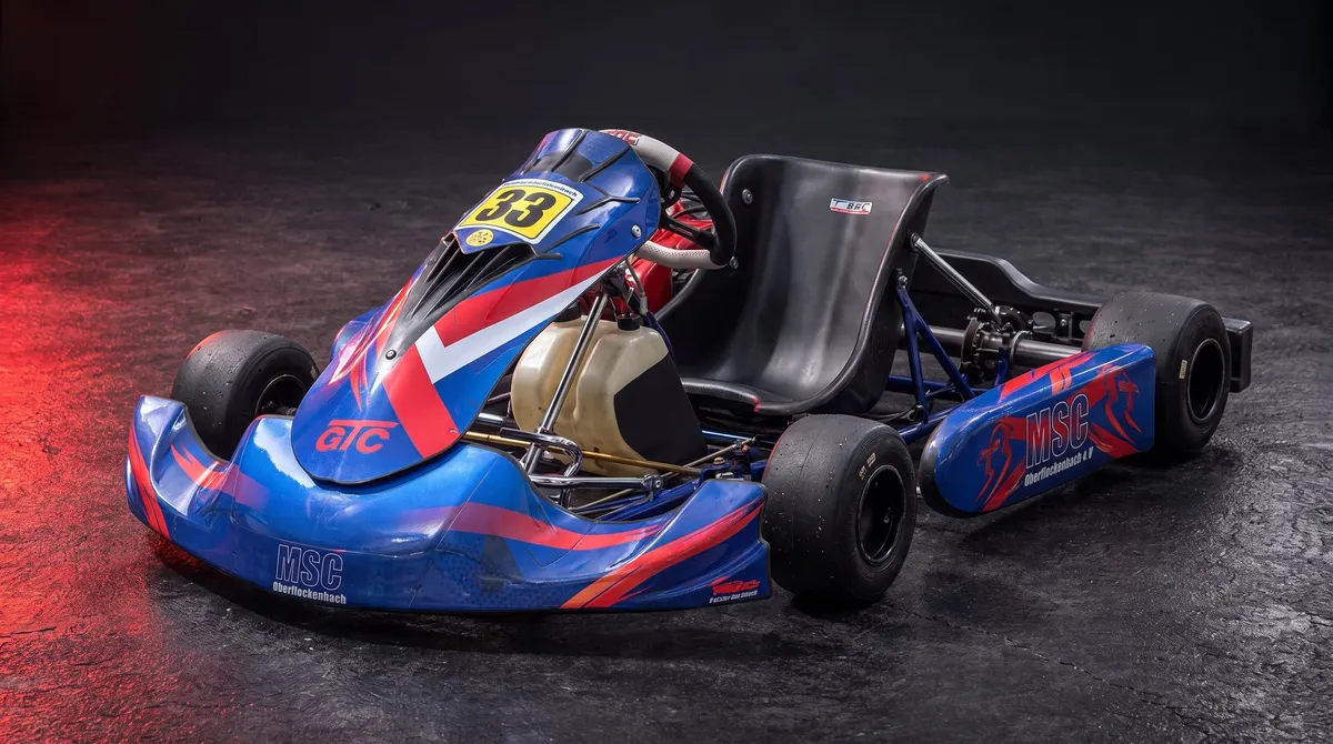 KI-inszeniertes Studiomotiv des blau-roten GTC-Karts mit der Startnummer 33 und MSC-Schriftzug auf dunklem Boden