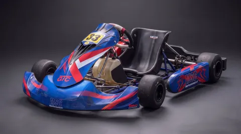 KI-inszeniertes Studiomotiv des GTC-Karts Nr. 33
