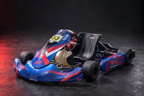 KI-inszeniertes Studiomotiv des GTC-Karts Nr. 33