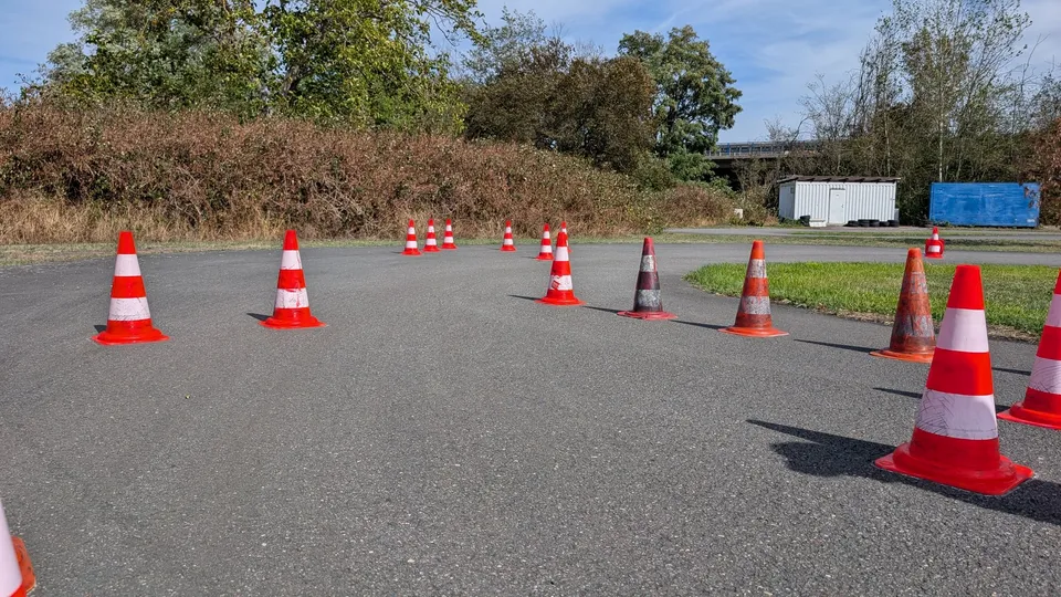 Aufgebauter Pylonenparcours auf dem Kartplatz im Herbst