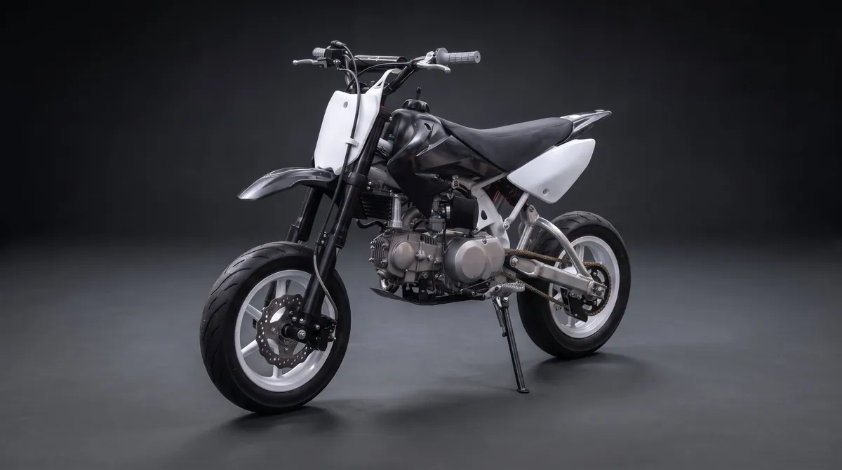 KI-inszeniertes Studiomotiv eines Pitbikes mit weißen Verkleidungsteilen auf seinem Ständer im dunklen Studio