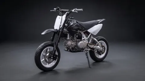 KI-inszeniertes Studiomotiv eines Pitbikes