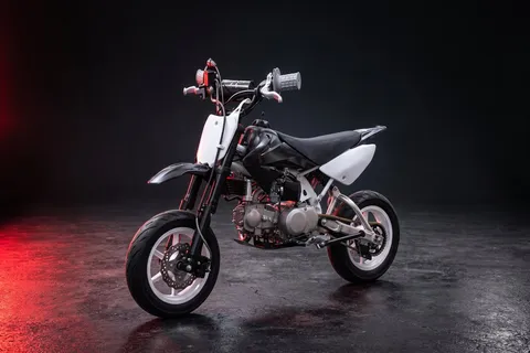 KI-inszeniertes Studiomotiv eines Pitbikes