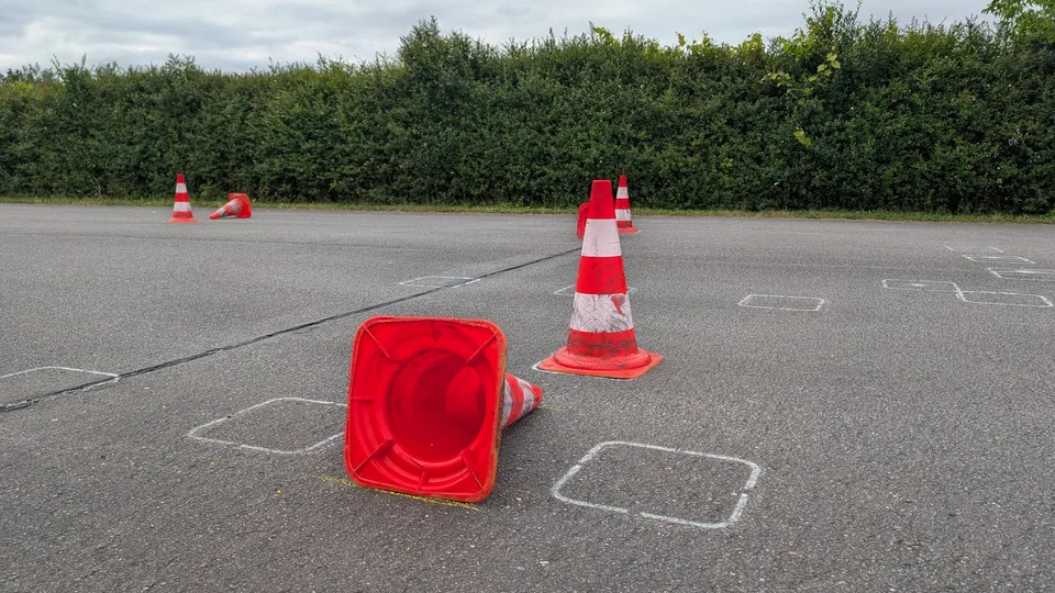 Umgefahrene Pylone neben ihrer Kreidemarkierung