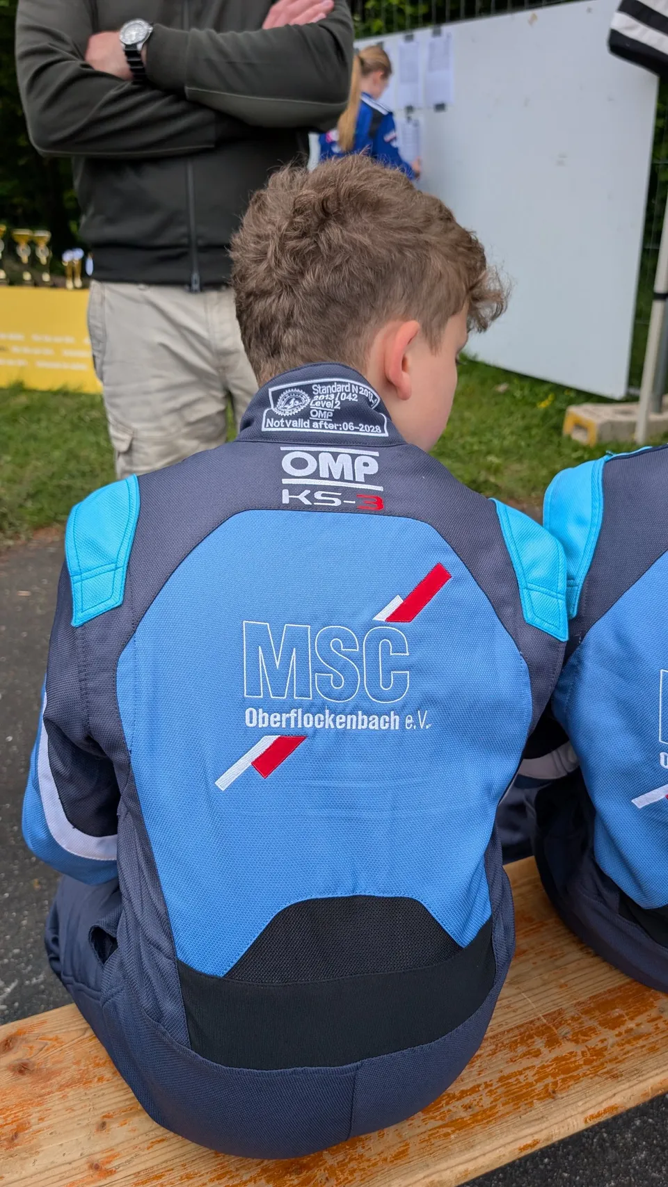 Nachwuchsfahrer im blauen Rennanzug mit MSC-Schriftzug auf dem Rücken