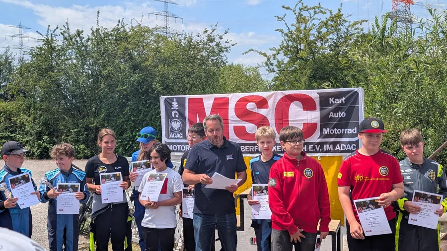 Siegerehrung vor dem MSC-Banner, Kinder mit Urkunden