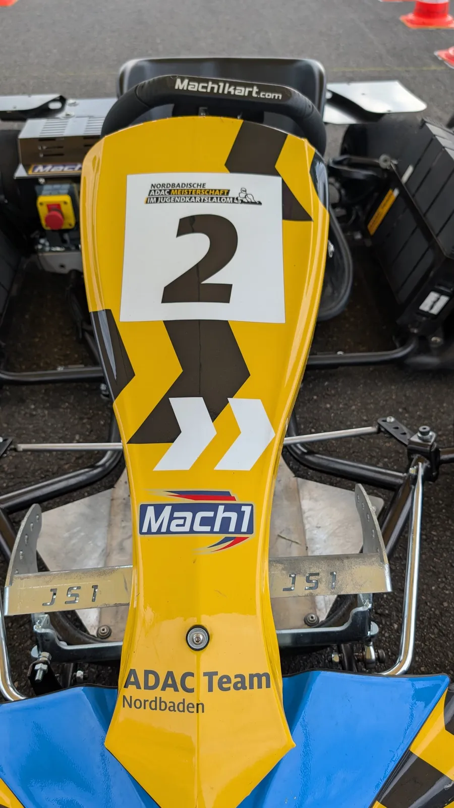Frontverkleidung des gelben ADAC-Karts mit der Startnummer 2