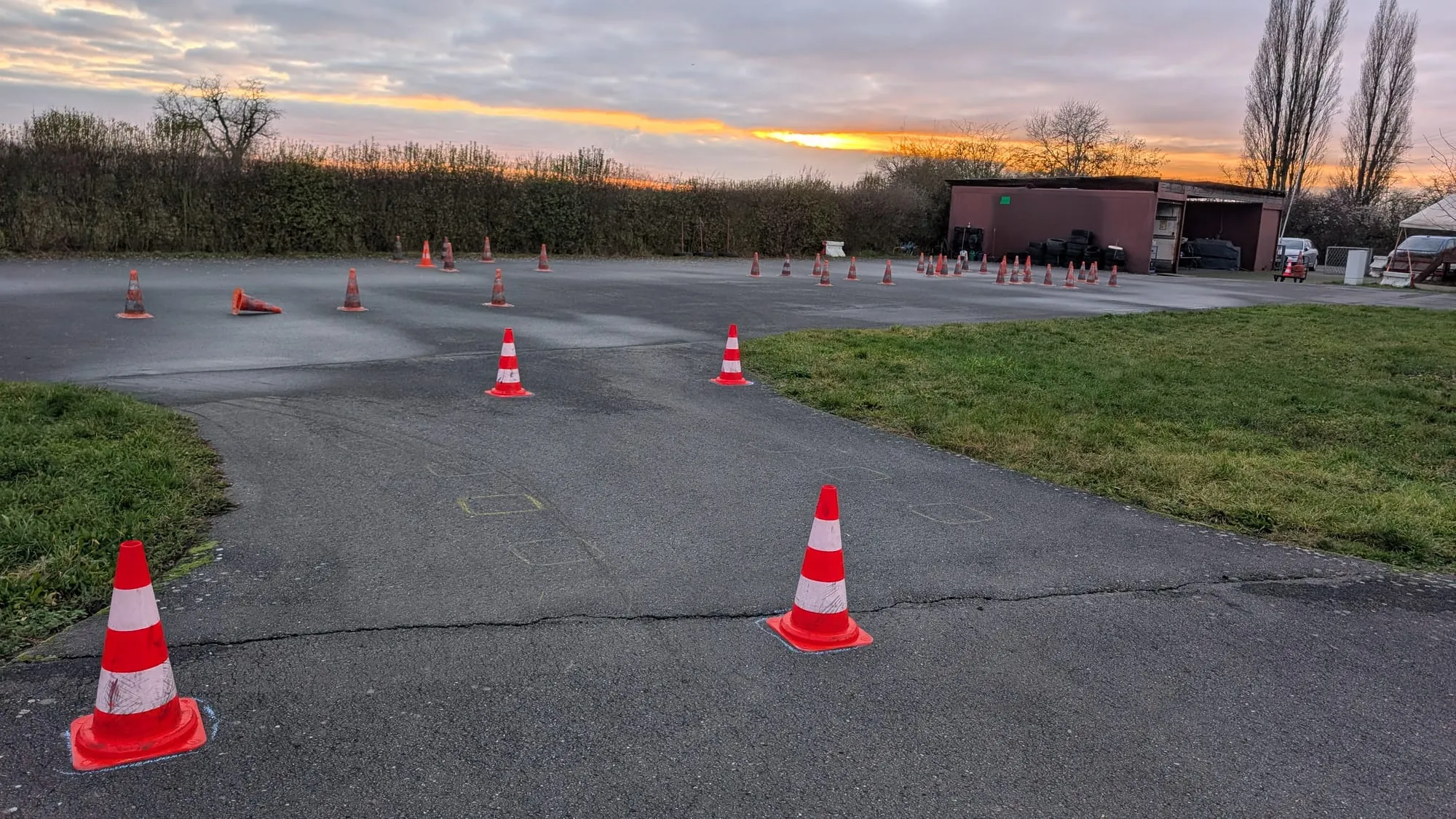 Blick über das Vereinsgelände an der Engesserstraße im Abendlicht